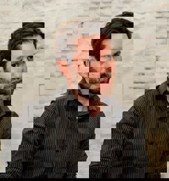 Portrait of Roberto looking to the side